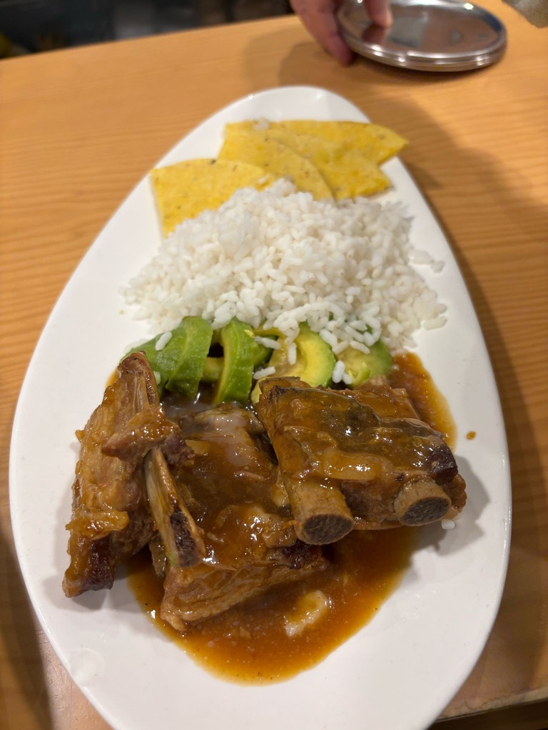 AREPA CON COSTILLA DE CERDO