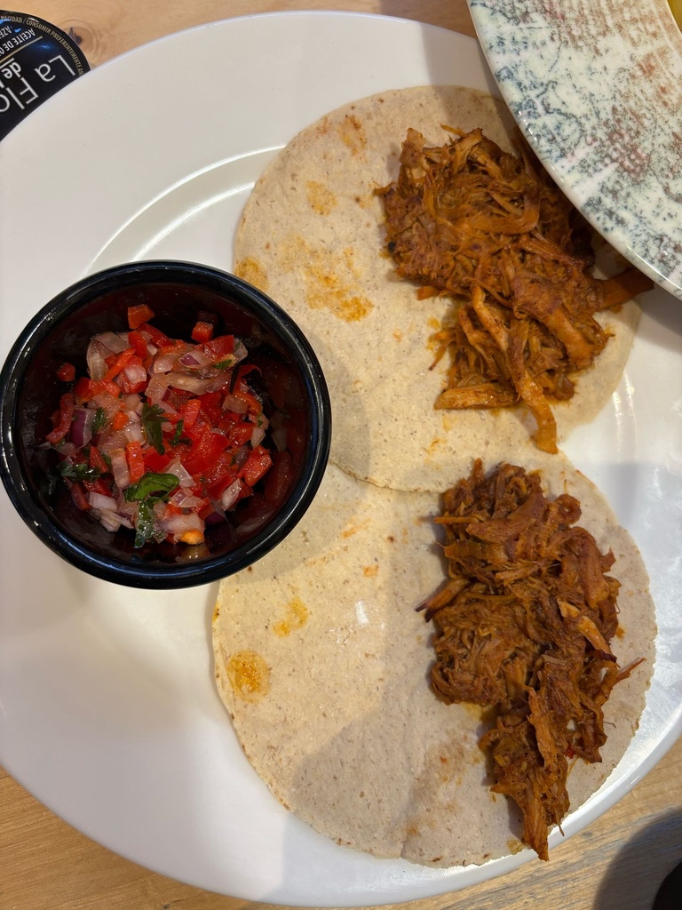 TORTITA MEXICANA CON COCHINITA PIBIL, AJÍ Y GUACAMOLE