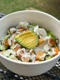 ENSALADA CÉSAR POLLO Y AGUACATE